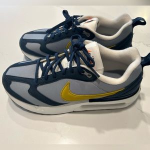 Boys Nike AirMax size 6